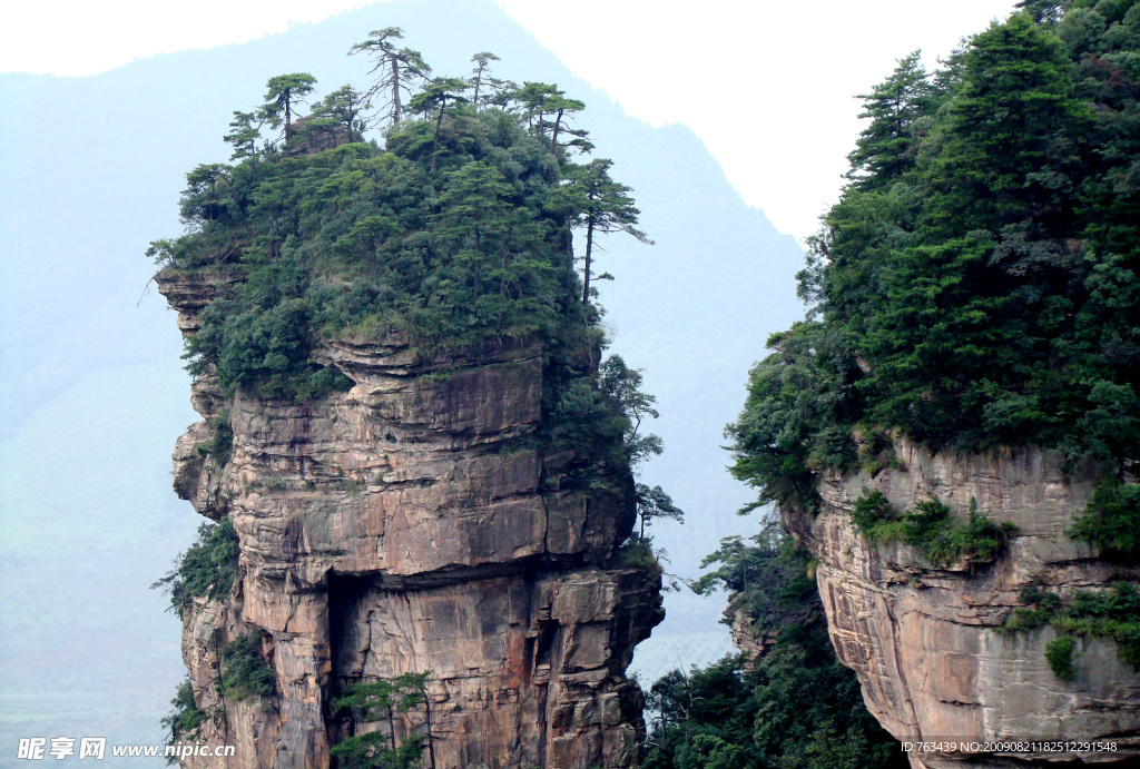 险陡石峰