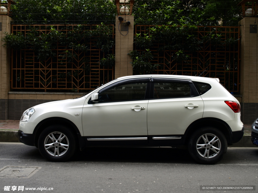 白色SUV