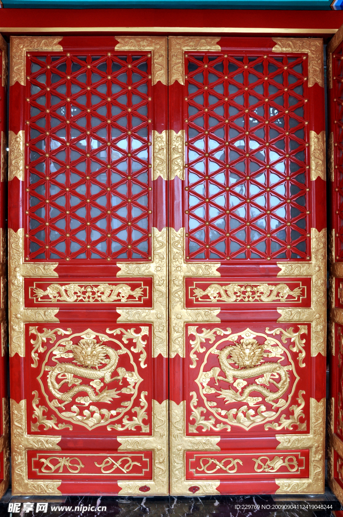雕龙的红门