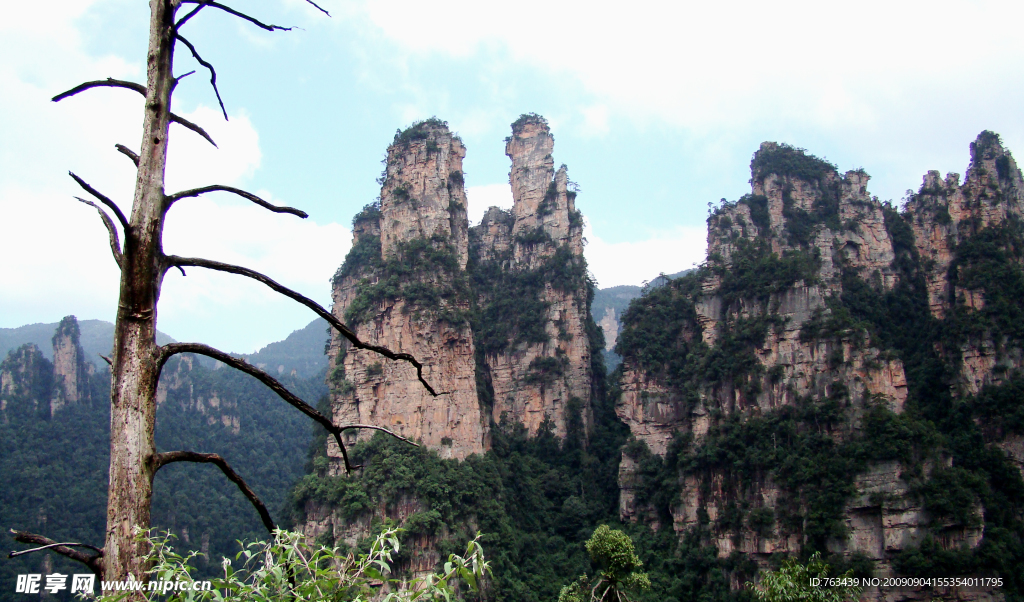 险峰耸立