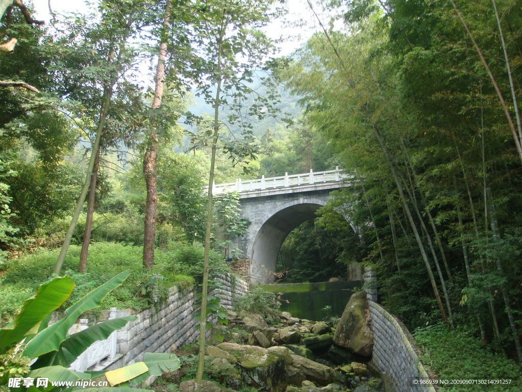 山间流水
