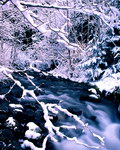 雪溶山水流淌