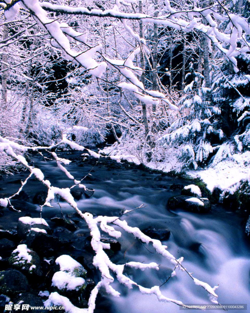 雪溶山水流淌