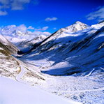 高山雪地路蜿蜒