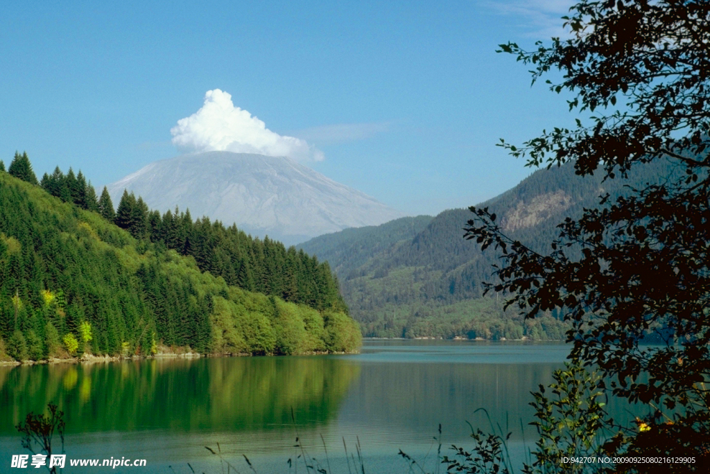 火山下美丽的湖
