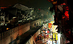 城墙下的夜市