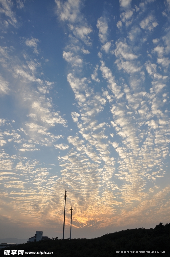 夕阳时分的美丽云朵