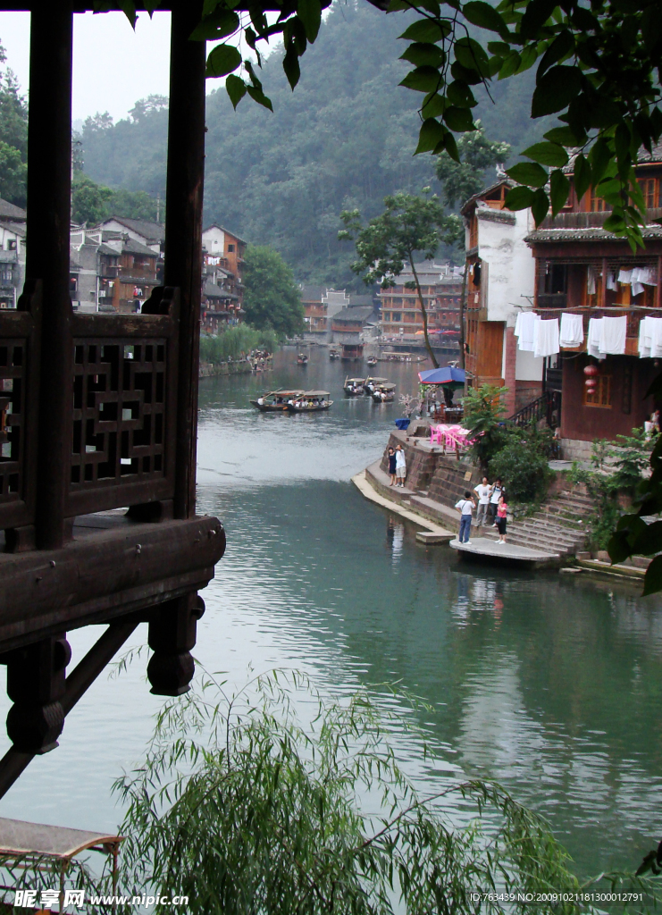 亭下风景