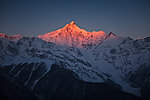 雪山霞光
