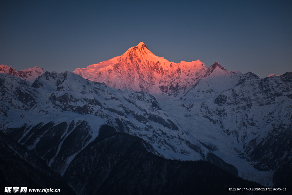 雪山霞光