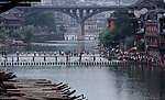 横跨沱江