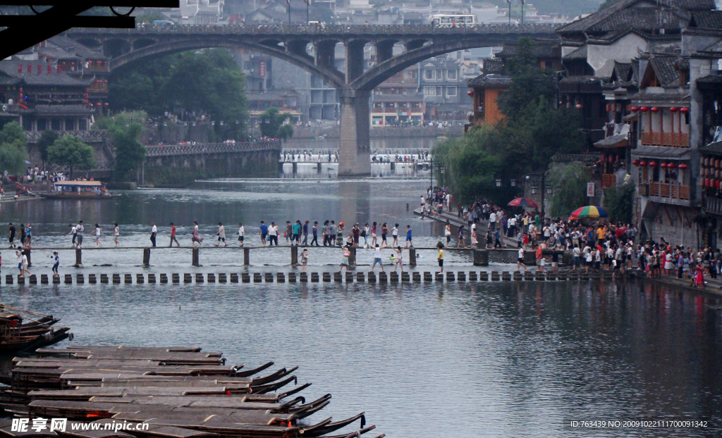 横跨沱江