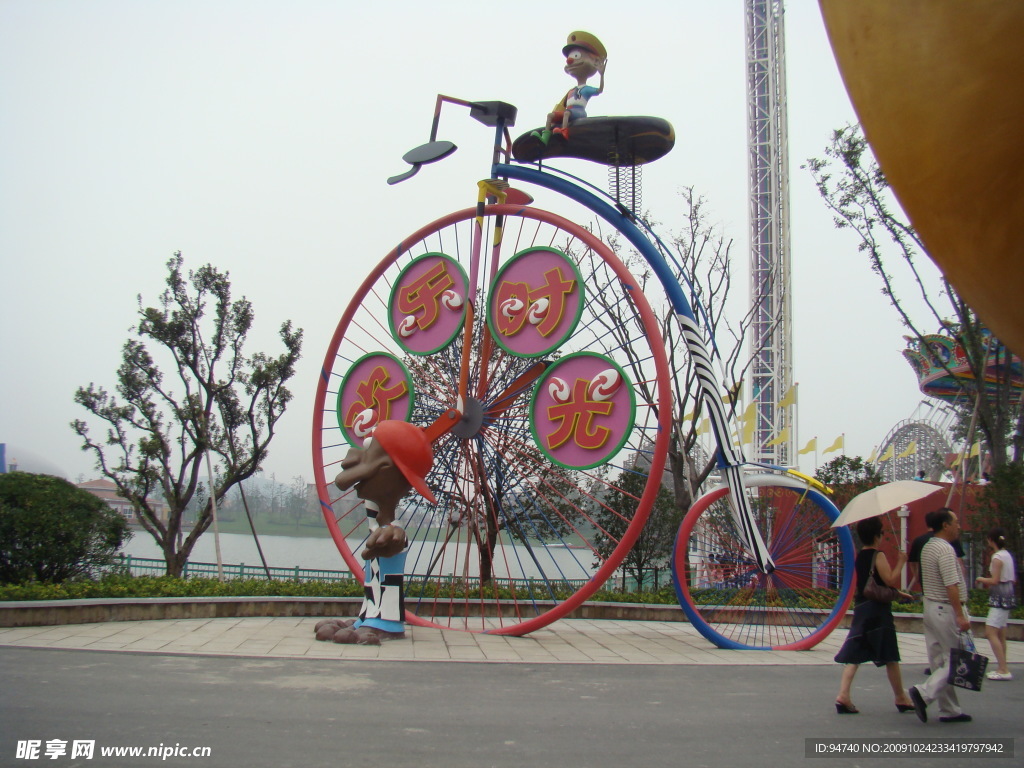 上海欢乐谷卡通雕塑 单车西奥多