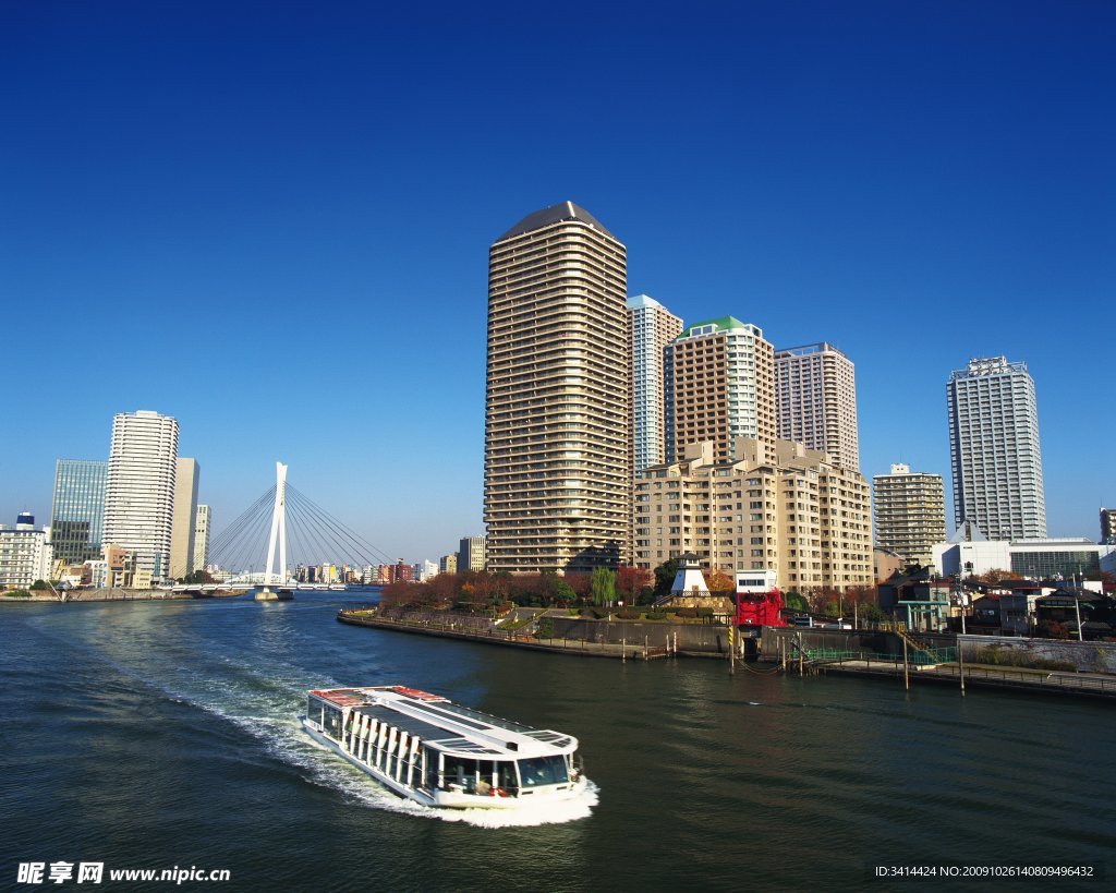 现代建筑 河流 游艇