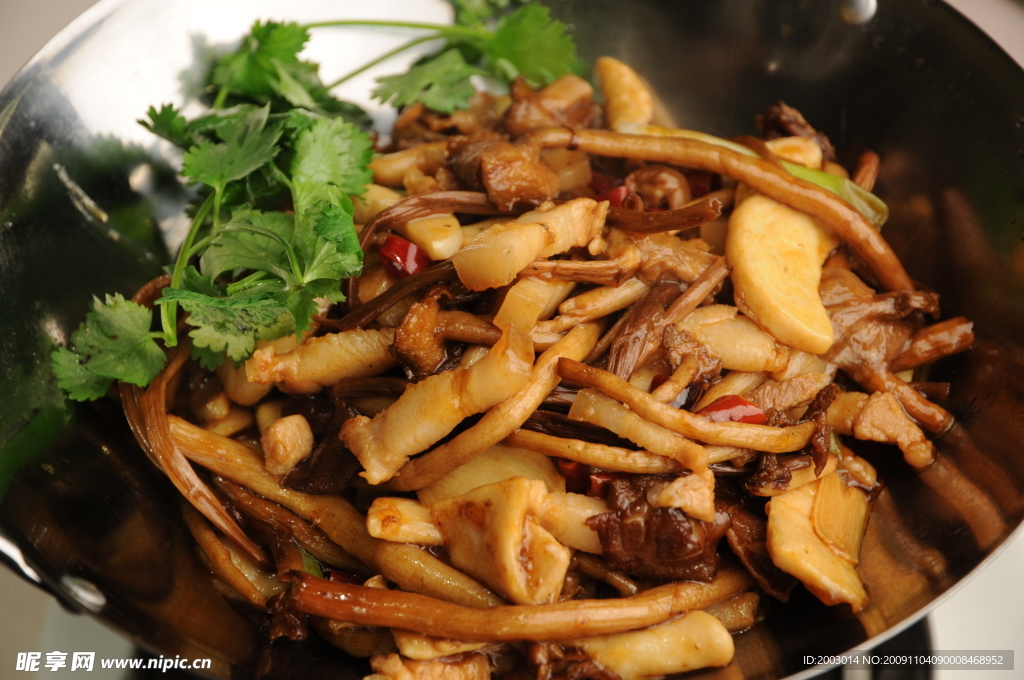 川菜茶树菇烧肉