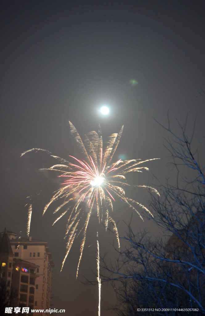 烟火 夜晚 月亮 马路