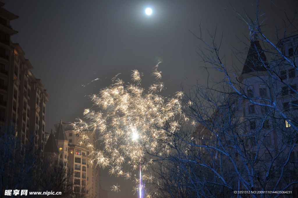 烟火 夜晚 月亮 马路