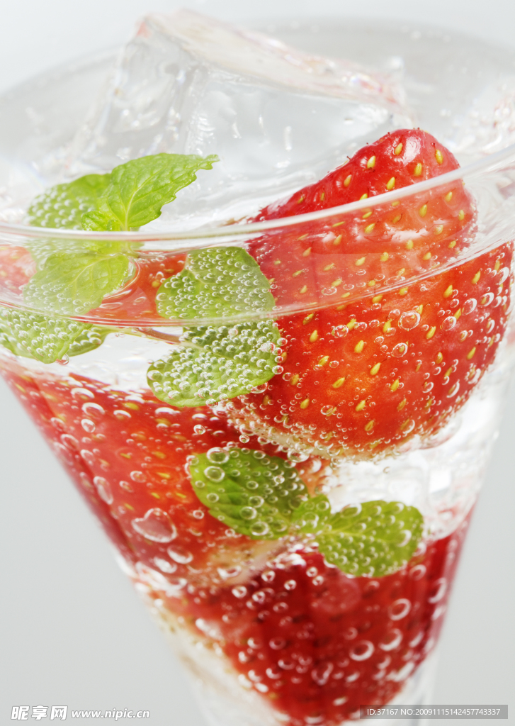 冰块 草莓