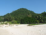 沙滩旁边的小山