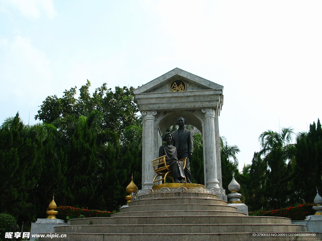 泰皇夫妇铜像