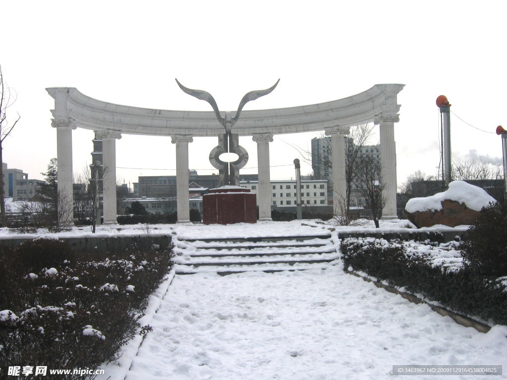 雪中的雕塑