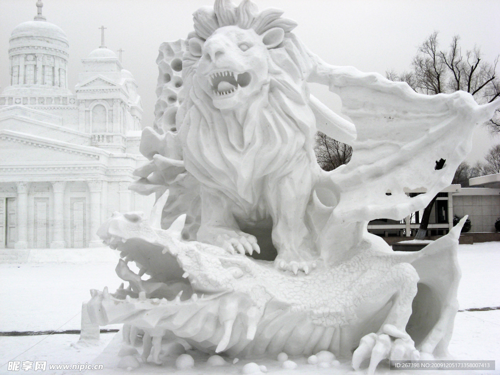 哈尔滨冰雪展雪雕《狮王与翼龙》
