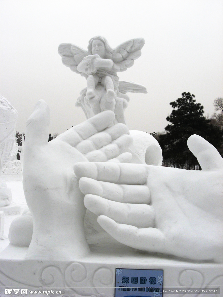 哈尔滨冰雪展雪雕《天国阶梯》