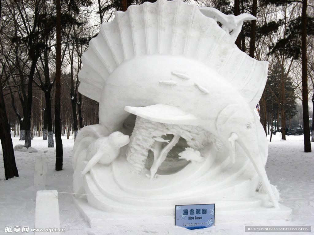 哈尔滨冰雪展雪雕《飞鱼》