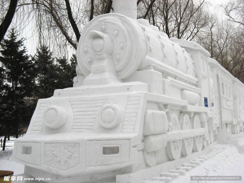 哈尔滨冰雪展雪雕《世纪专列》