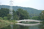 绿水青山石桥电塔