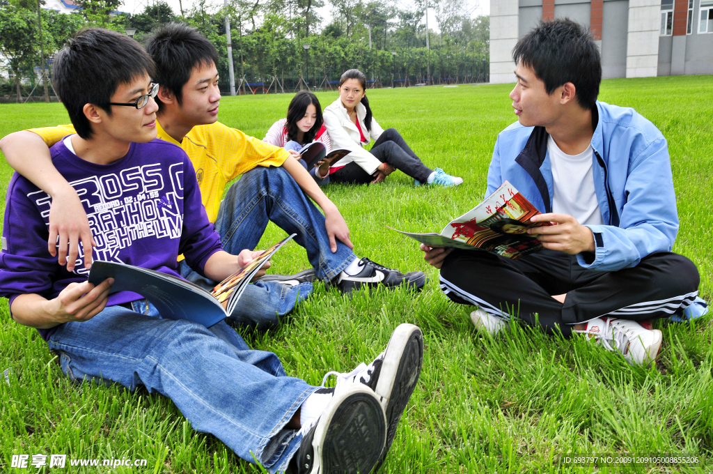 草地上看书的学生