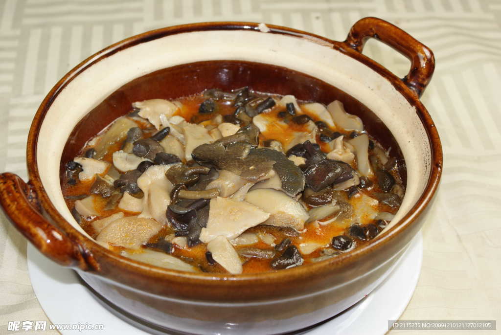 砂锅野山菌