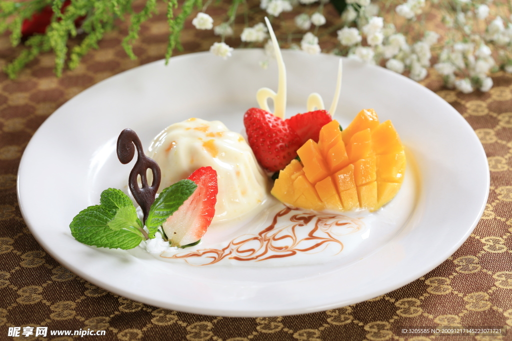 菠萝 草莓雪糕 雪糕 美食 西餐 甜品