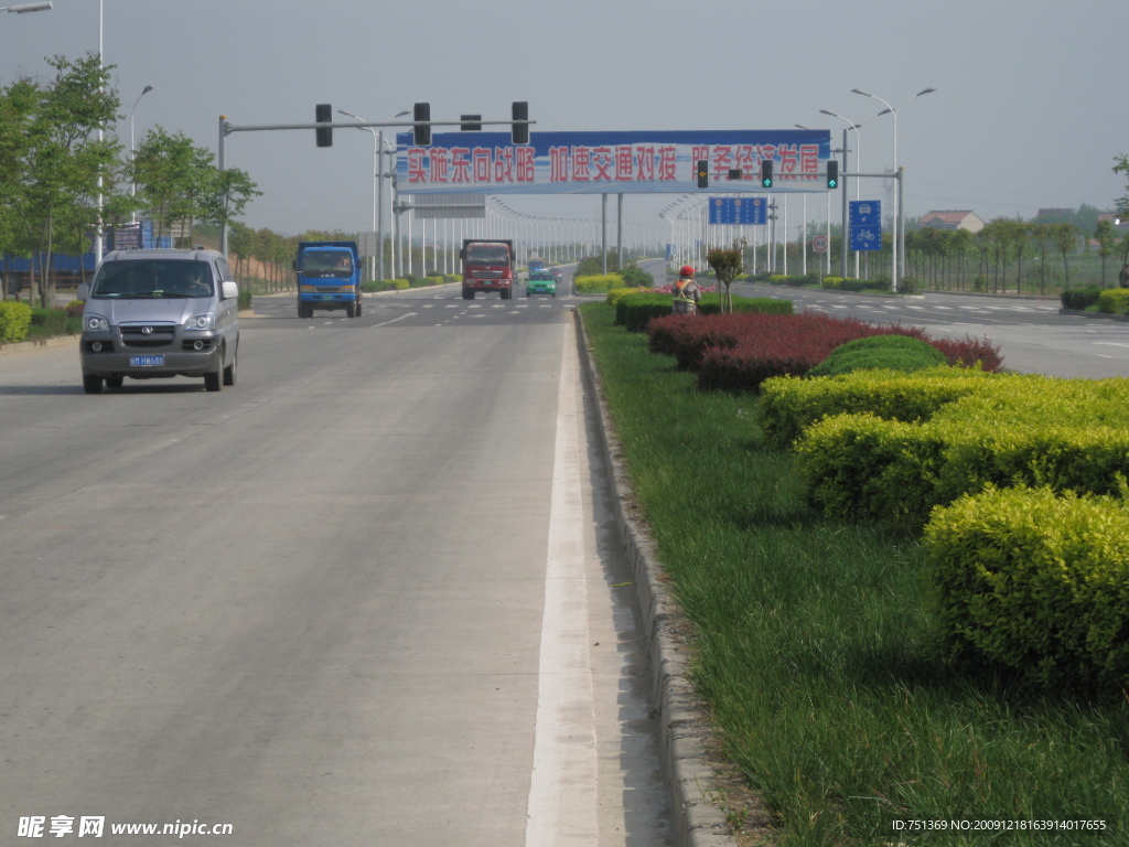 有跨路广告牌的公路