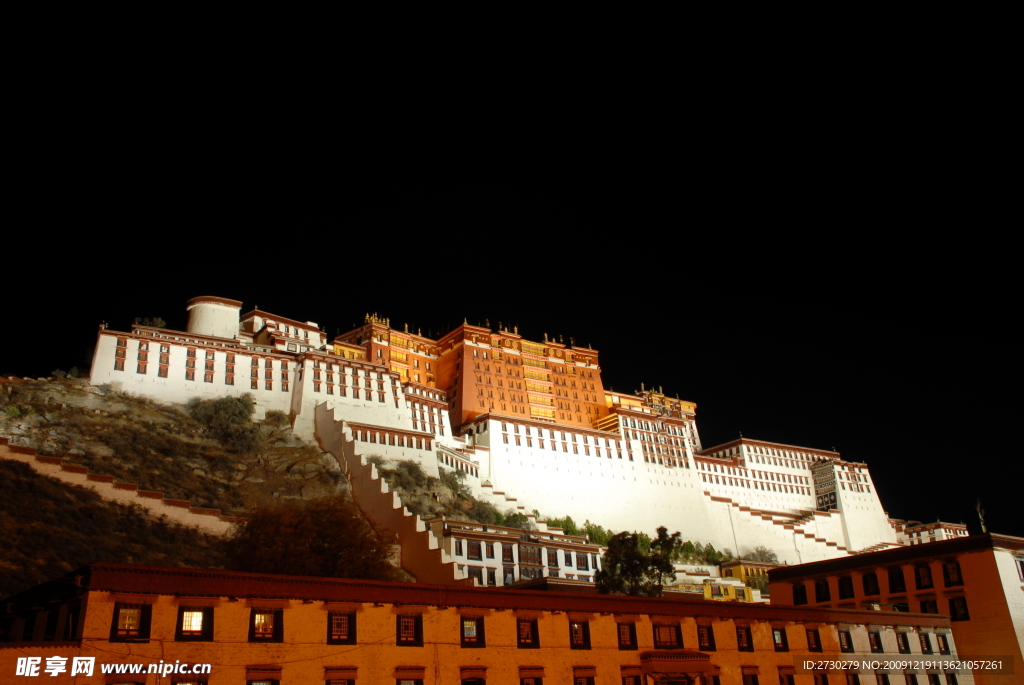 布达拉宫夜景