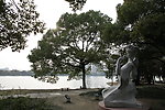 自拍的高清公园风景湖边大树和莫愁女雕塑