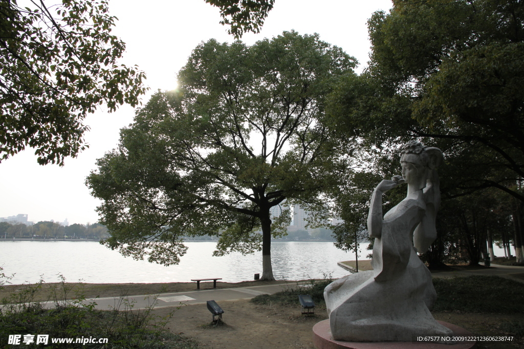 自拍的高清公园风景湖边大树和莫愁女雕塑