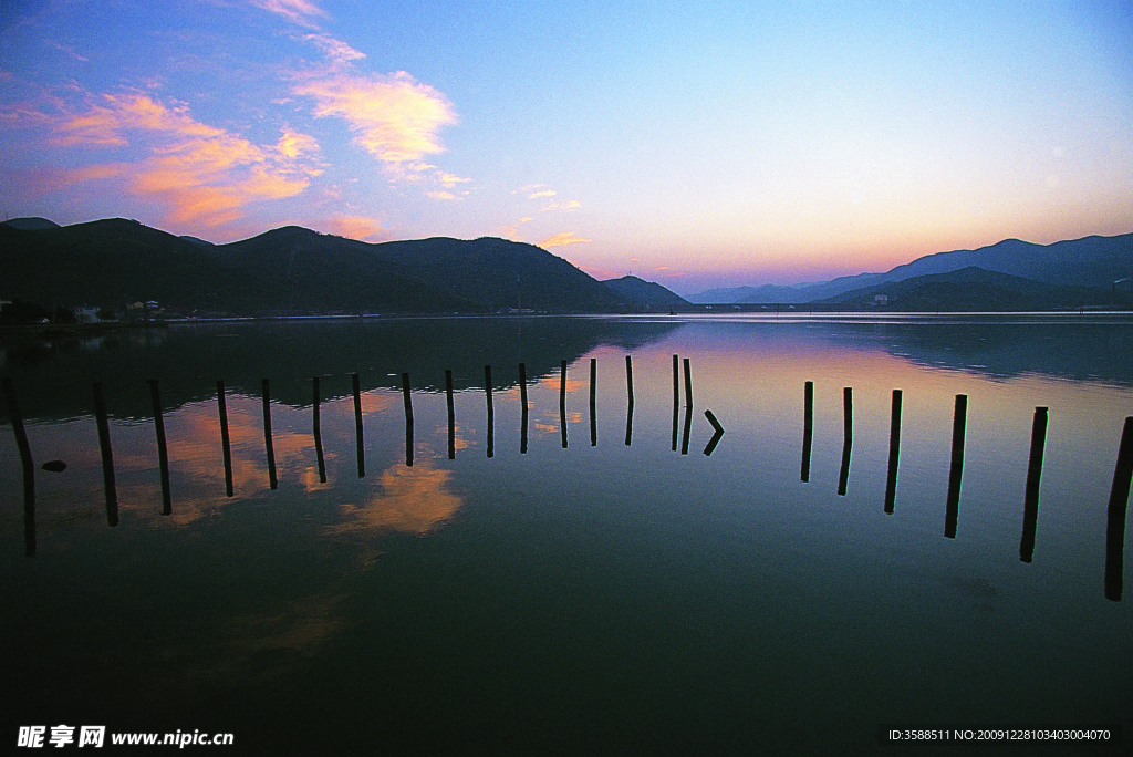 湖边夕阳