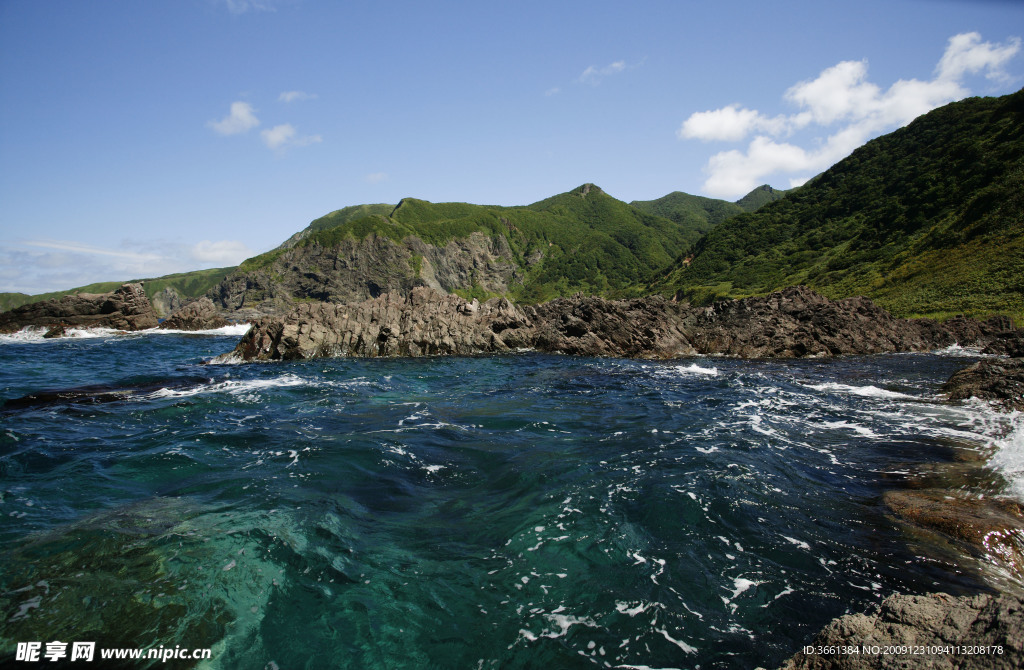 蓝天青岩碧波