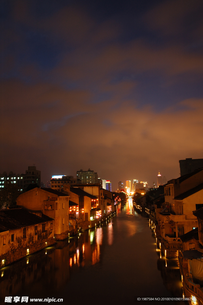 水弄堂夜景