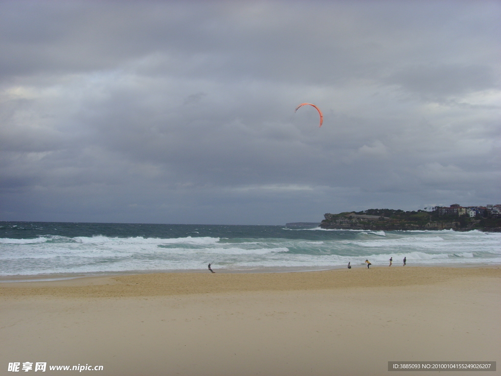 悉尼海滩和玩滑浪风筝的人