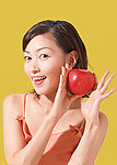手拿苹果女孩