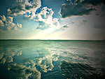 海水互映著藍天