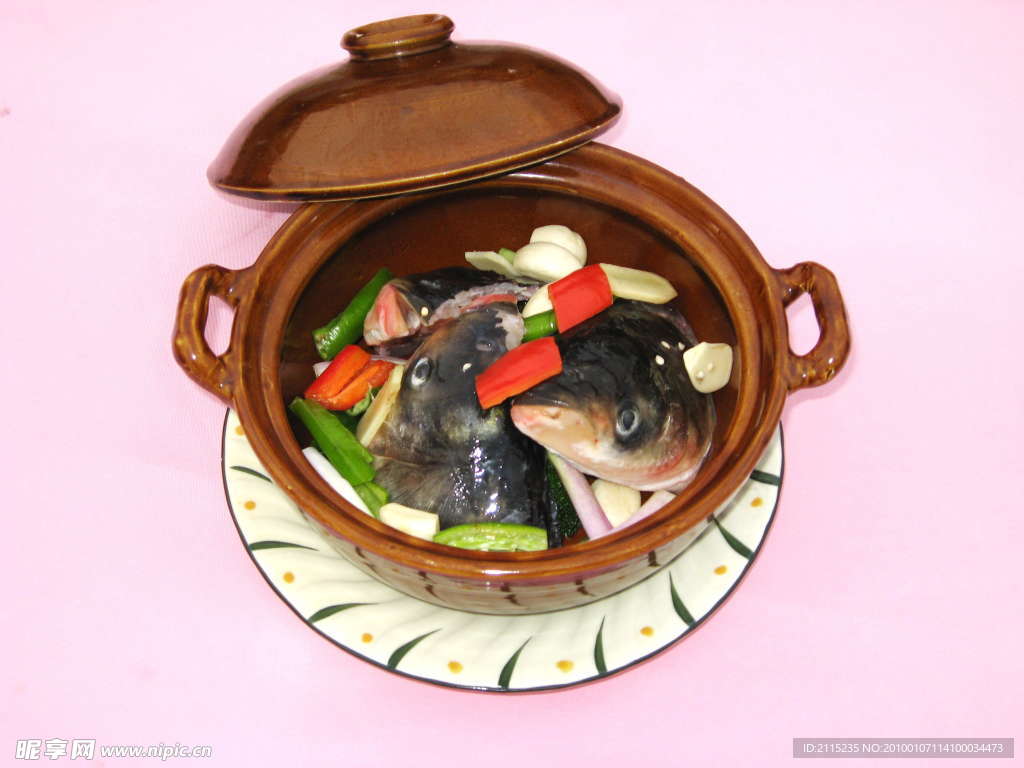 教你砂锅焗鱼头怎样做才好吃，出锅嫩滑鲜香，一点腥味也没有 - 哔哩哔哩