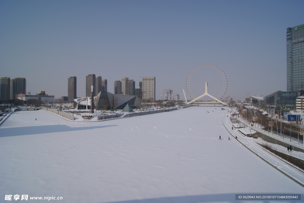 风雪三岔口远眺