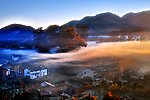 彩云绕山村