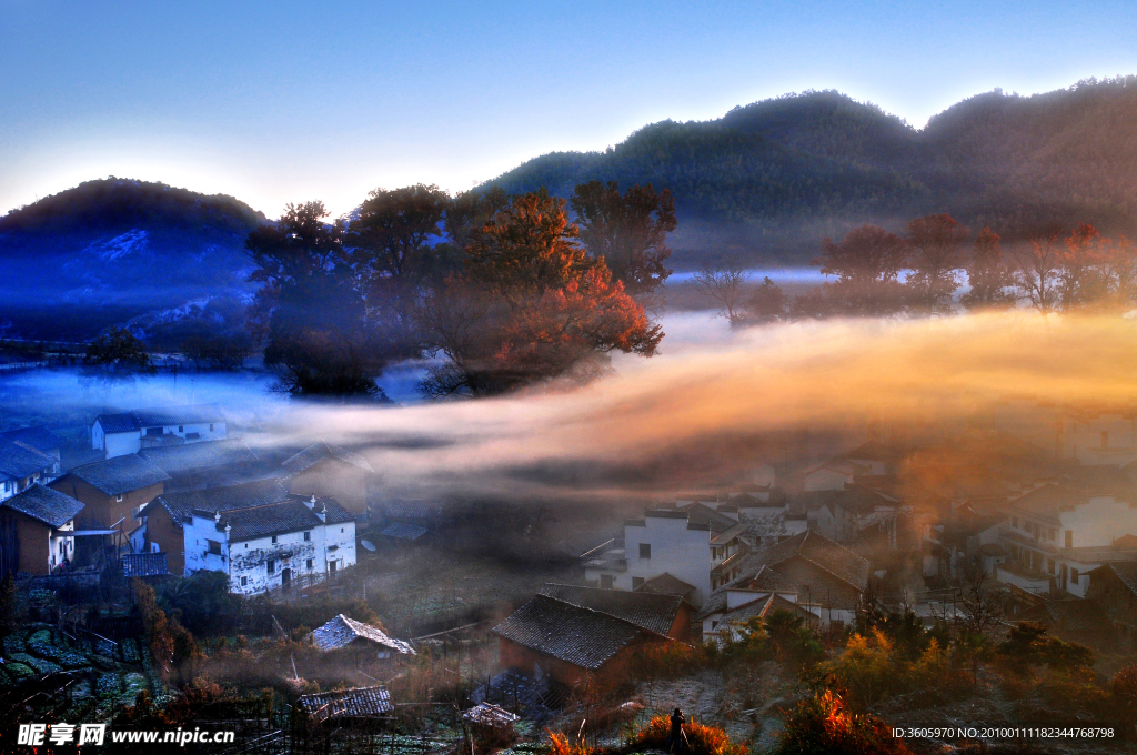 彩云绕山村