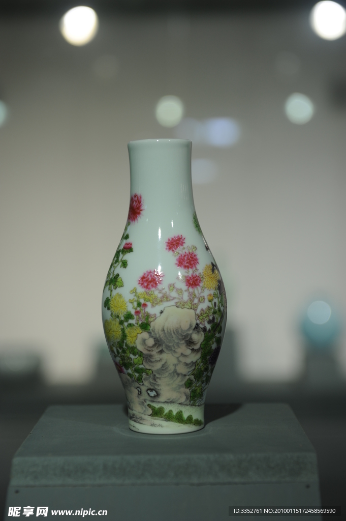 清·乾隆珐琅彩花卉橄榄瓶