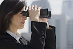 美女看望远镜