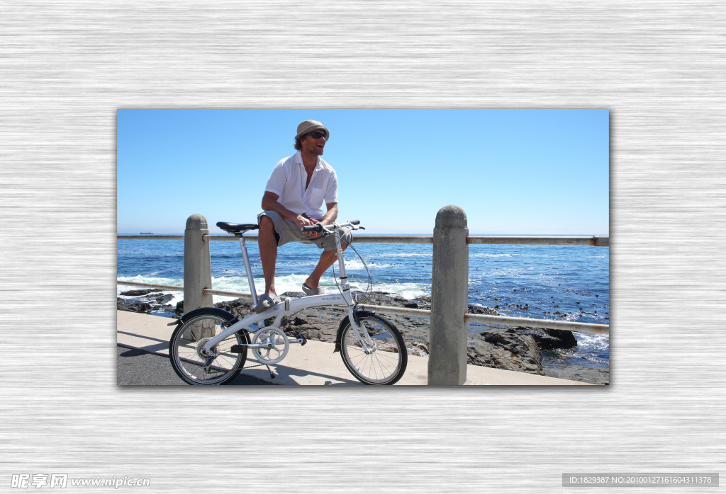 国外猛男与自行车看海